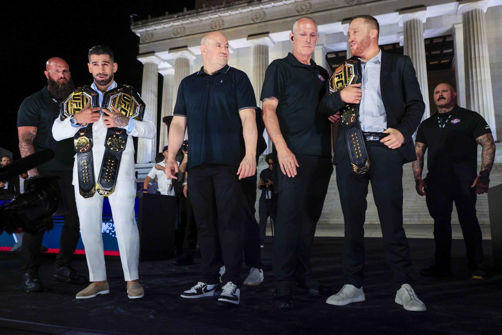 Ilia Topuria (2-i) y Justin Gaethje (2d) se enfrentan mientras el presidente de la UFC Dana White (c) observa en la rueda de prensa de la UFC Freedom 250 en el Lincoln Memorial en Washington, DC (EE.UU.). La UFC Freedom 250 tendrá lugar en el Jardín Sur de la Casa Blanca el 14 de junio de 2026. EFE/SHAWN THEW / POOL
