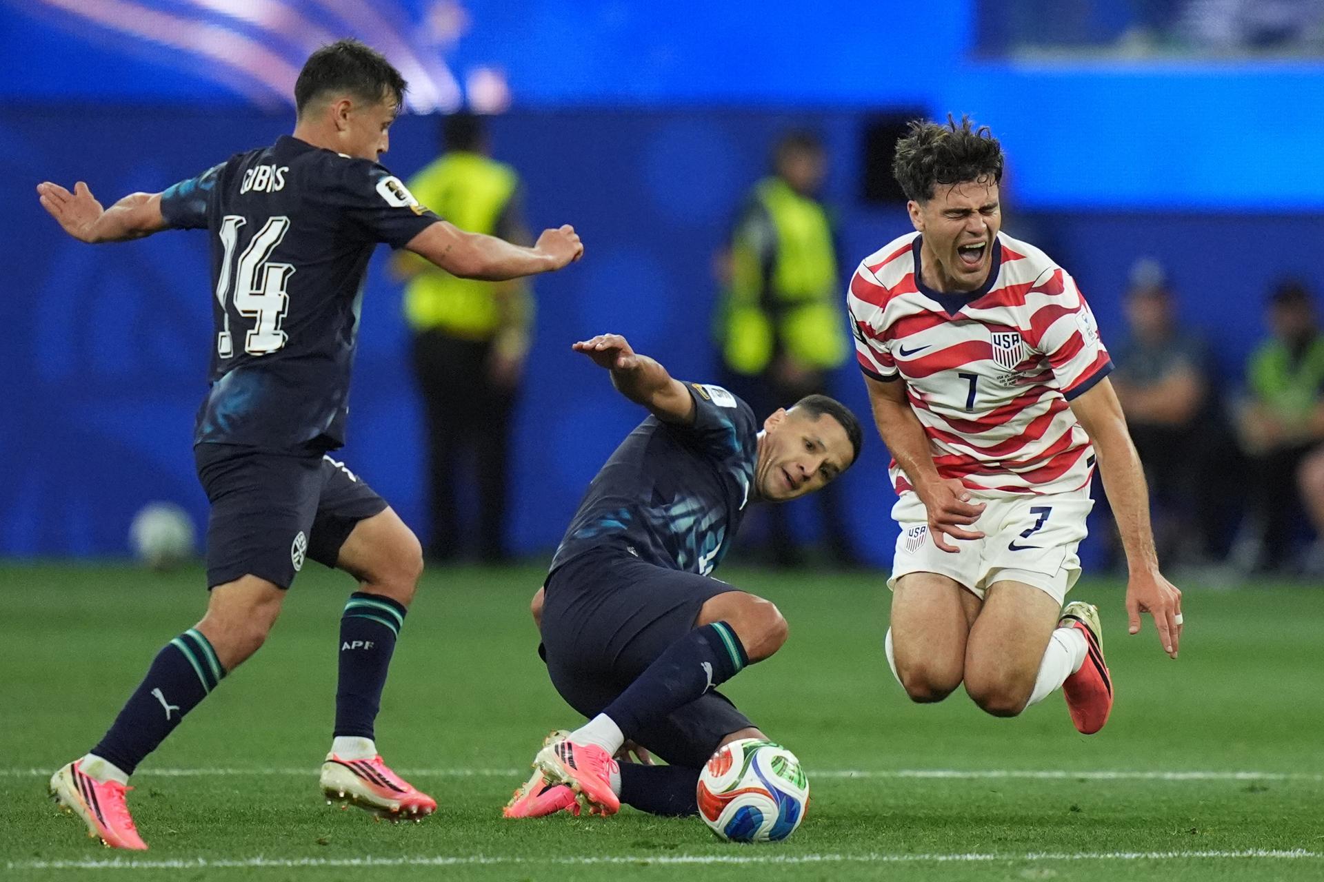 Giovanni Reyna (d), de Estados Unidos, disputa el balón con Alex Arce (c) y Andrés Cubas (i), de Paraguay, durante el partido de la fase de grupos de la Copa Mundial de la FIFA 2026 entre EE.UU. y Paraguay, en Los Ángeles, California (EE.UU.). EFE/SCOTT STRAZZANTE