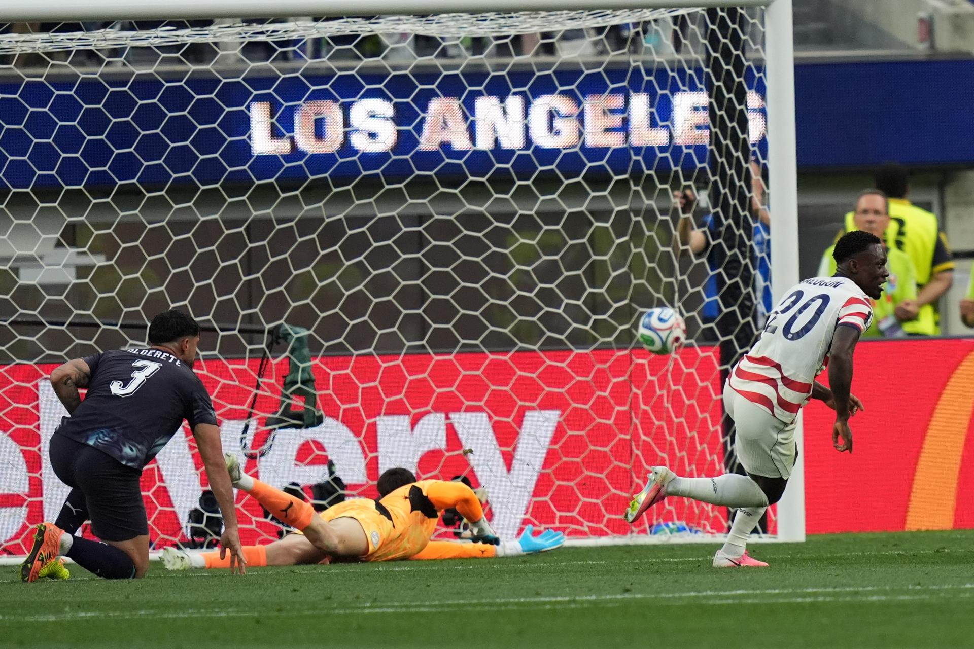 Folarin Balogun, de Estados Unidos (d), celebra al marcar el 3-0 durante el partido de la fase de grupos de la Copa Mundial de la FIFA 2026 entre EE.UU. y Paraguay en Los Ángeles, California (EE.UU.). EFE/SCOTT STRAZZANTE