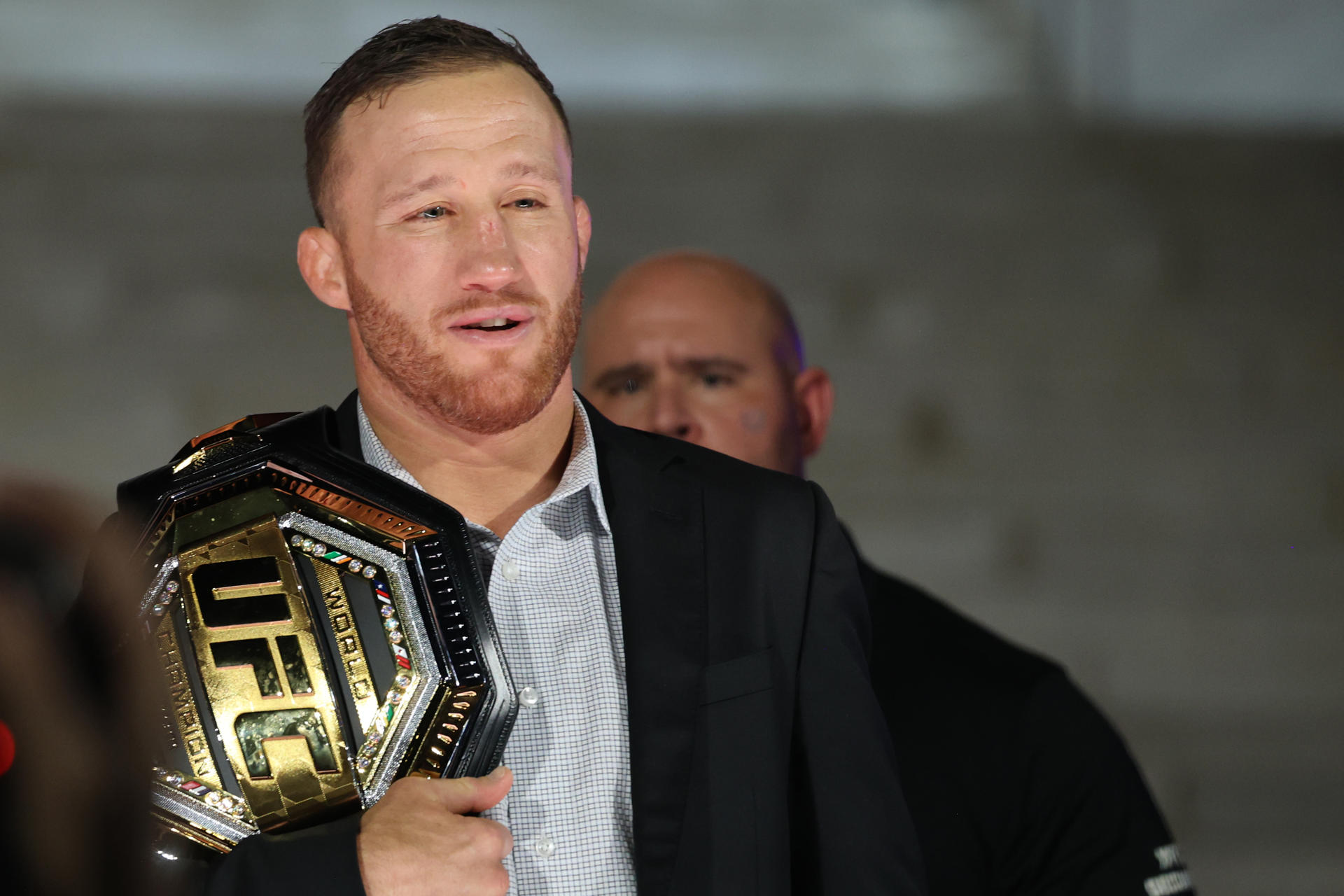 El campeón interino de peso ligero de la Ultimate Fighting Championship (UFC), el estadounidense Justin Gaethje, reacciona durante una rueda de prensa este viernes, en Washington (Estados Unidos). EFE/ Octavio Guzmán
