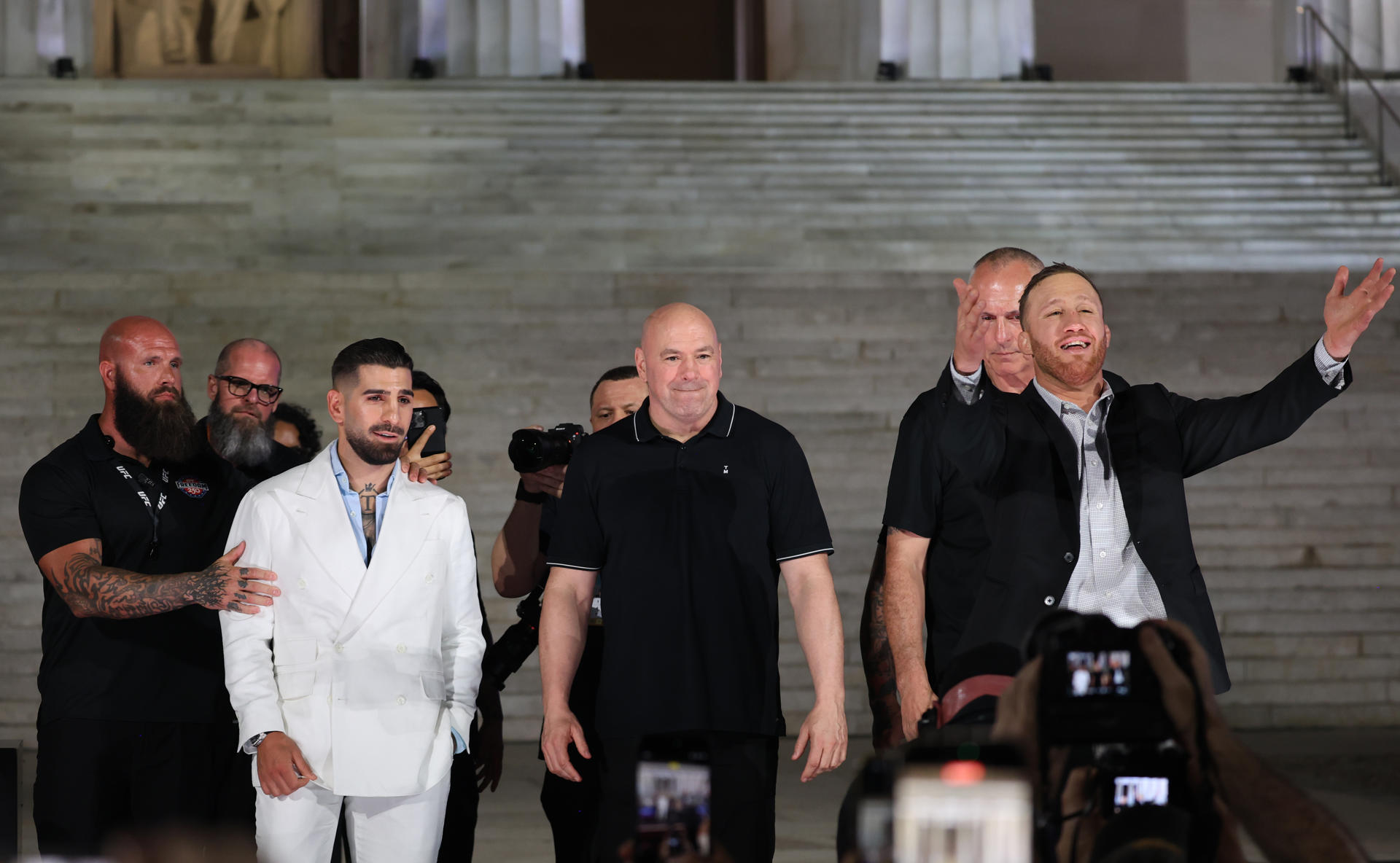 El luchador hispano-georgiano Ilia Topuria (2-i), el presidente de la Ultimate Fighting Championship (UFC), Dana White (c), y el campeón interino de peso ligero de la Ultimate Fighting Championship (UFC), el estadounidense Justin Gaethje (d) reaccionan durante una rueda de prensa este viernes, en Washington (Estados Unidos). EFE/ Octavio Guzmán
