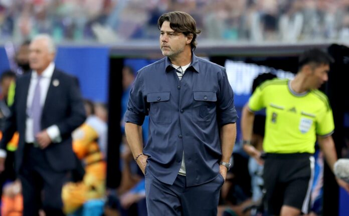 El seleccionador de Estados Unidos, Mauricio Pochettino, observa desde la banda durante el partido de la fase de grupos de la Copa Mundial de la FIFA 2026 entre EE.UU. y Paraguay, en Los Ángeles, California (EE.UU.). EFE/CHRIS TORRES
