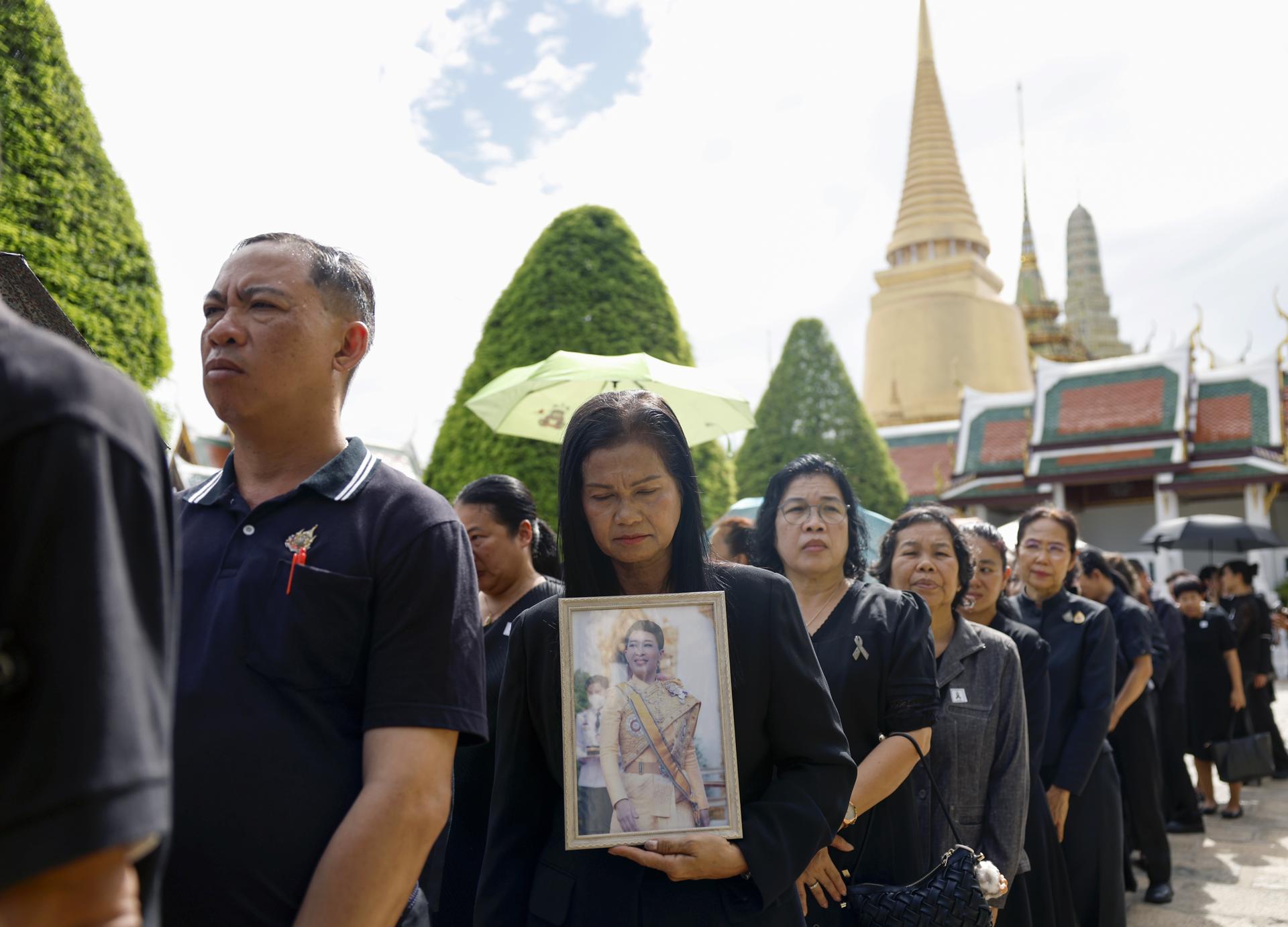 Tailandeses homenajean a la princesa Bajrakitiyabha en Bangkok. EFE/EPA/RUNGROJ YONGRIT