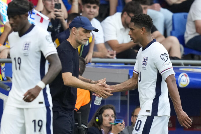 Imagen de archivo del seleccionador de Inglaterra Thomas Tuchel (c) junto a Jude Bellingham (d). EFE/ Enric Fontcuberta
