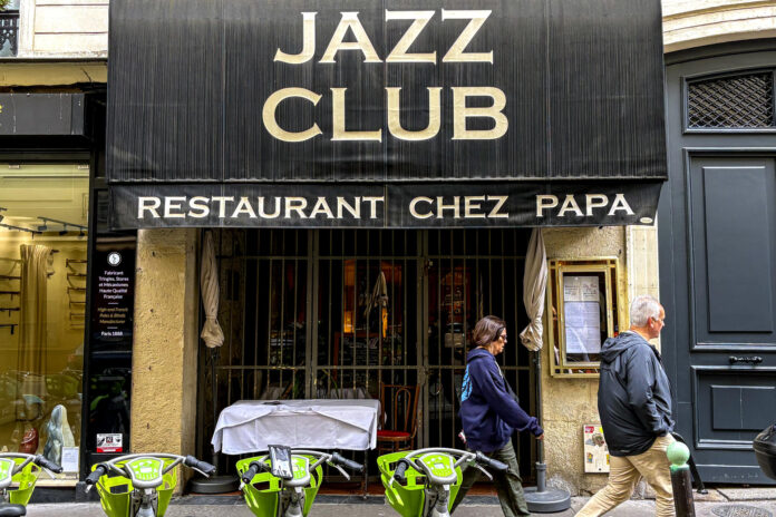 En las calles de París, una tienda de vinilos de 'jazz' muestra en su escaparate una ventana al pasado: el trompetista estadounidense Miles Davis (1926-1991) toca en portadas, fotografías y carteles que, cien años después de su nacimiento, conmemoran el sonido suave e inconfundible de su viento metal. 