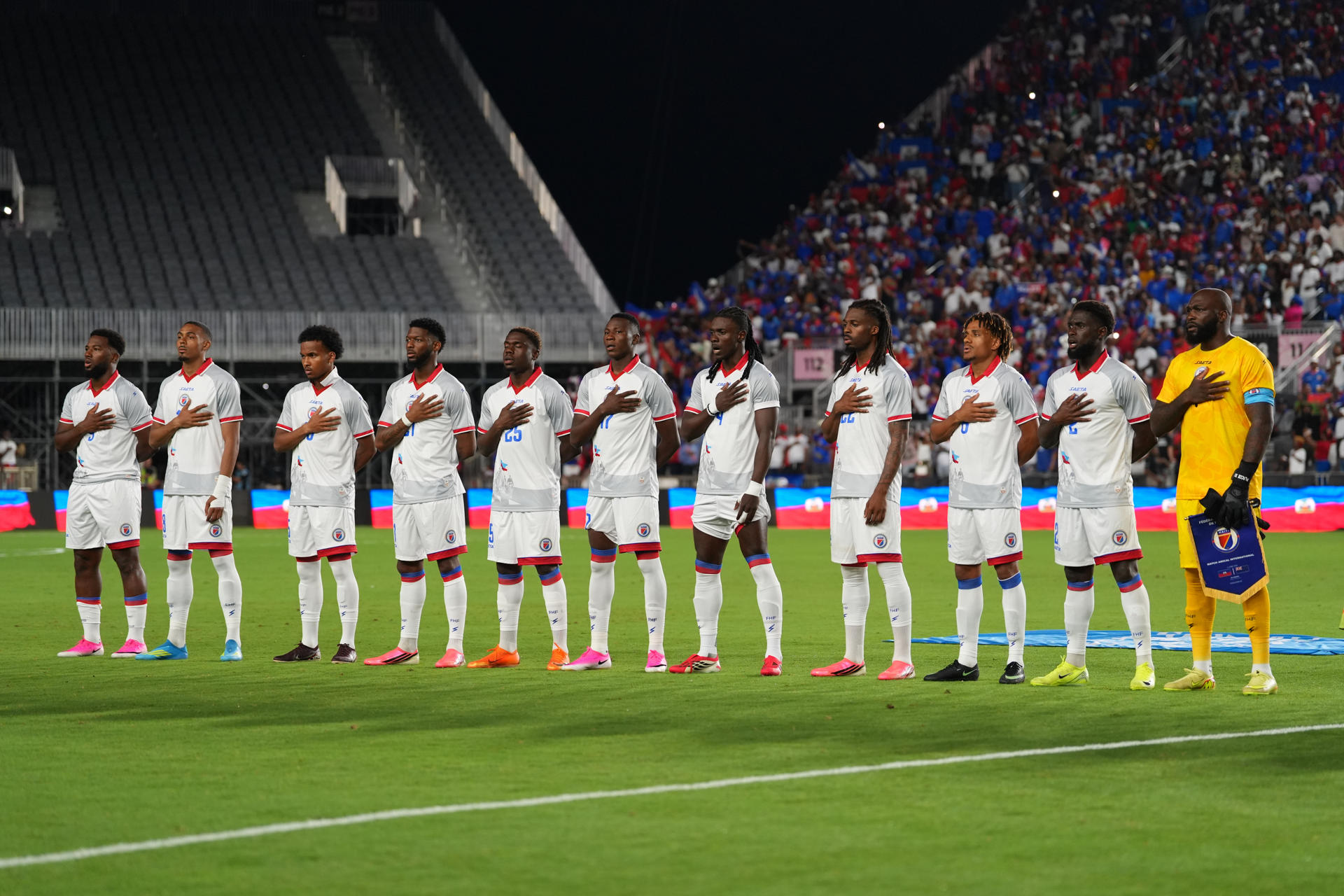 Jugadores de Haití forman el pasado 2 de junio, previo a un partido amistoso entre Haití y Nueva Zelanda previo a la Copa Mundial de Fútbol de 2026, en el Chase Stadium en Fort Lauderdale (EE.UU.). EFE/ Alberto Boal