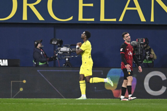 - El defensa del Villarreal Logan Costa (i) celebra tras marcar ante el Mallorca en una imagen de archivo de esta temporada. EFE/Andreu Esteban
