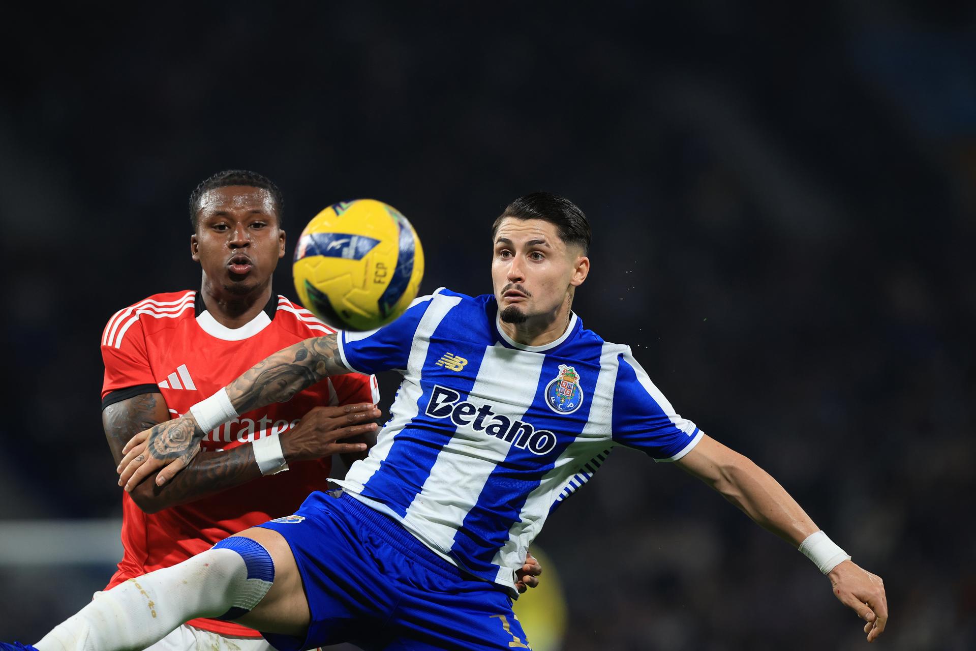 El jugador del Benfica Sidny Cabral (I) en una imagen de archivo de esta temporada. EFE/EPA/ESTELA SILVA