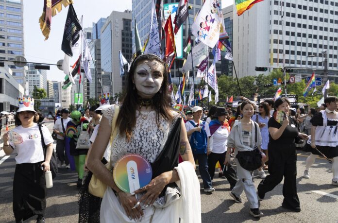 Participantes de la comunidad LGBTIQ (lesbianas, gais, bisexuales, transgénero y queer) posan mientras desfilan durante las celebraciones del 27.º Desfile Queer de Seúl, en Seúl, Corea del Sur, el 13 de junio de 2026. (Corea del Sur, Seúl) EFE/EPA/JEON HEON-KYUN
