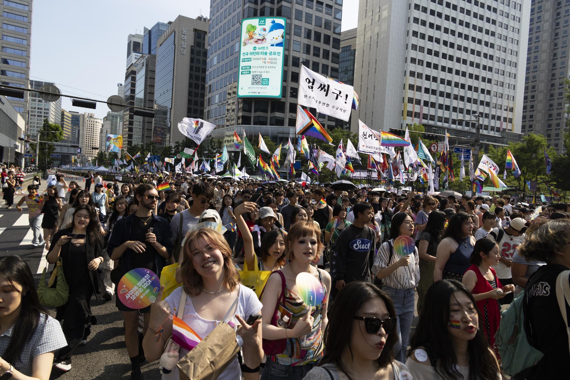 Participantes en el desfile LGBTIQ (lesbianas, gais, bisexuales, transgénero y queer) durante las celebraciones del 27.º Desfile Queer de Seúl, en Seúl, Corea del Sur, el 13 de junio de 2026. (Corea del Sur, Seúl) EFE/EPA/JEON HEON-KYUN
