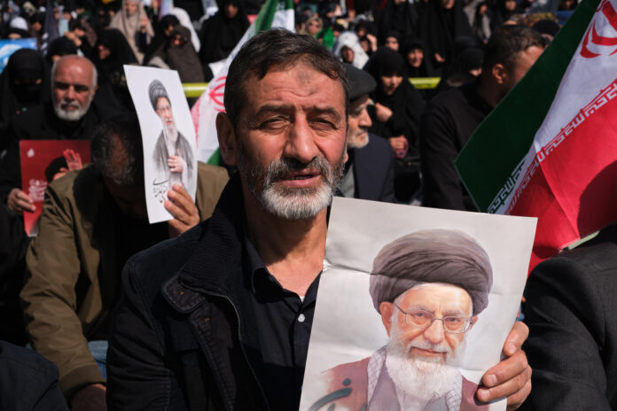 Iraníes recuerdan al difunto líder supremo de Irán Alí Jameneí en marzo de 2026. EFE/Jaime León
