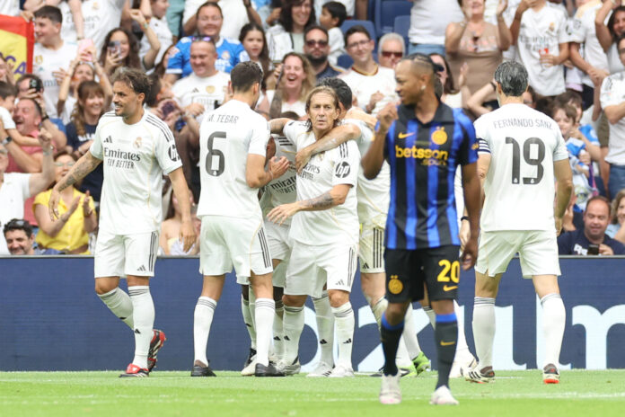 Los jugadores del Real Madrid Leyendas celebran el gol marcado por Pepe ante el Inter Legends durante el partido Corazón Classic Match que jugadores históricos del Real Madrid e Inter de Milan disputaron en el Santiago Bernabéu. EFE/Víctor Lerena
