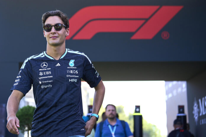 El piloto británico de Fórmula Uno, George Russell, del equipo Mercedes, en el Circuit de Barcelona-Catalunya para participar en los entrenamientos libres y clasificación para el Gran Premio de Fórmula 1 de Barcelona-Cataluña. EFE/Alejandro García
