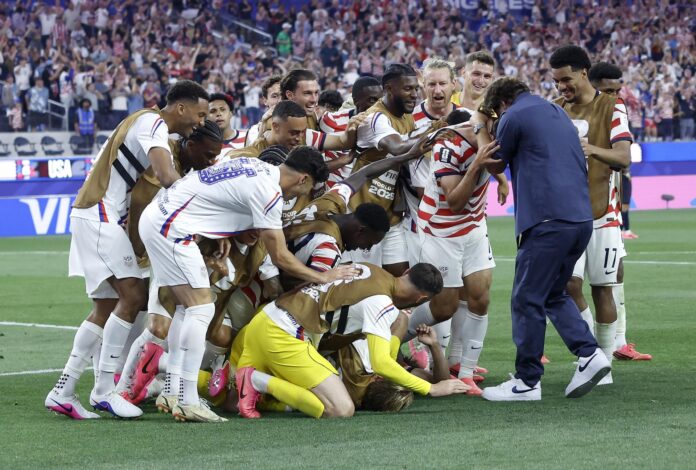 Los jugadores de USA celebran con Mauricio Pochettino (R) la victoria en el debut del Mundial Paraguay, en Los Angeles, California, USA. EFE/EPA/CHRIS TORRES
