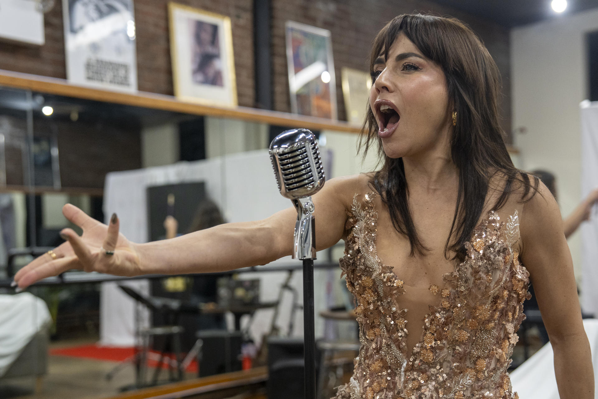 La actriz colombiana Carolina Gaitán canta durante un ensayo este jueves, en Nueva York (Estados Unidos). EFE/ Ángel Colmenares