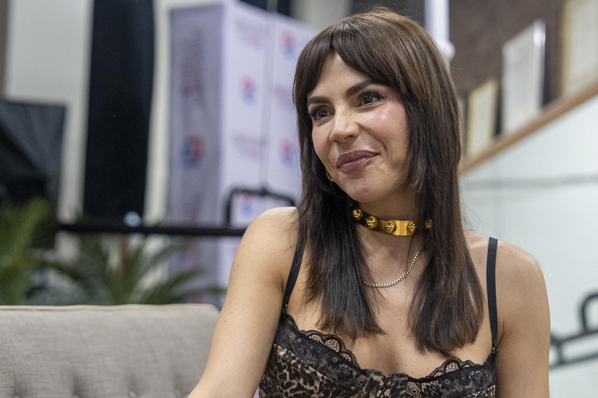 La actriz colombiana Carolina Gaitán habla durante una entrevista con EFE este jueves, en Nueva York (Estados Unidos). EFE/ Ángel Colmenares