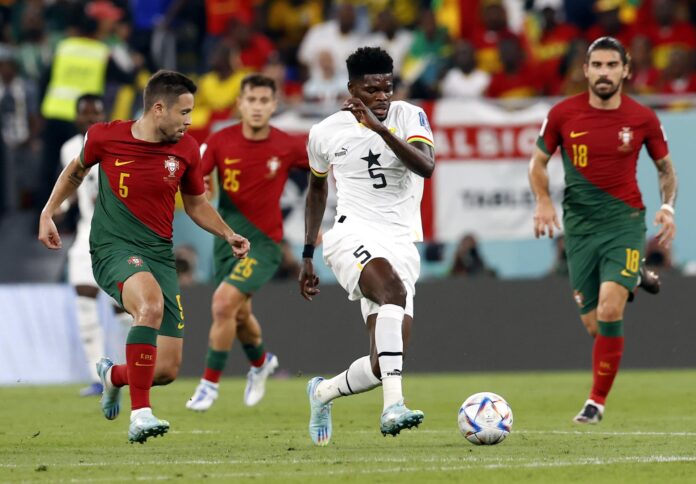 El portugués Raphael Guerreiro y Thomas Partey, de Ghana, en foto de archivo de Rolex dela Pena. EFE
