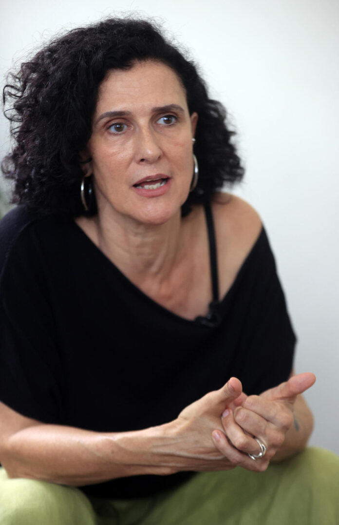 Fotografía del 1 de junio de 2026 que muestra a la coreógrafa española Susana Pous, hablando durante una entrevista con EFE en La Habana (Cuba). EFE/ Ernesto Mastrascusa
