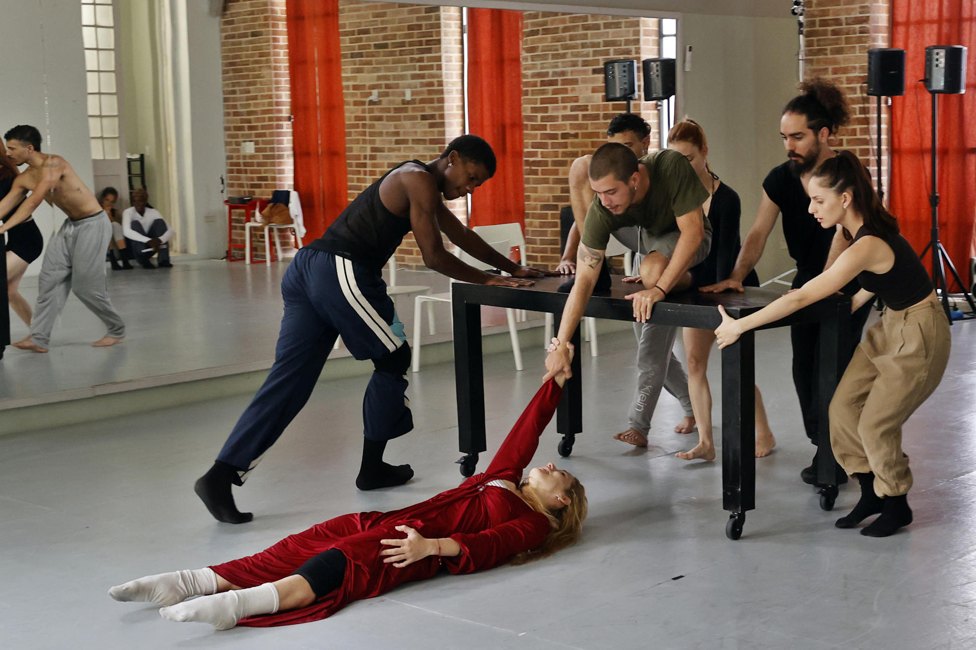 Fotografía del 1 de junio de 2026 que muestra a integrantes del grupo de danza moderna hispano-cubana MiCompañía, ensayando en La Habana (Cuba). EFE/ Ernesto Mastrascusa