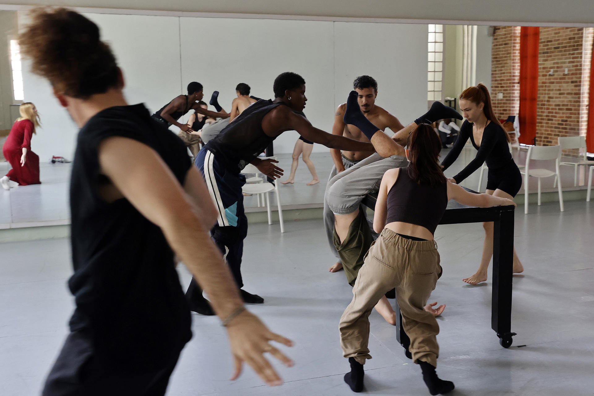 Fotografía del 1 de junio de 2026 que muestra a integrantes del grupo de danza moderna hispano-cubana MiCompañía, ensayando en La Habana (Cuba). EFE/ Ernesto Mastrascusa