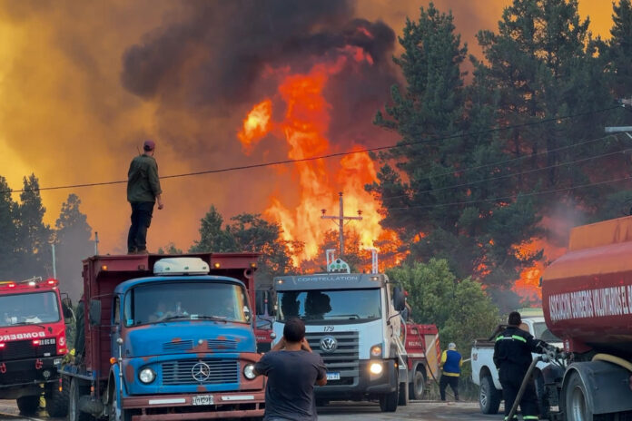 Fotografía de archivo del 3 de febrero de 2025 de un incendio en la provincia de El Bolsón, Río Negro (Argentina). EFE/Gonzalo Keogan ARCHIVO
