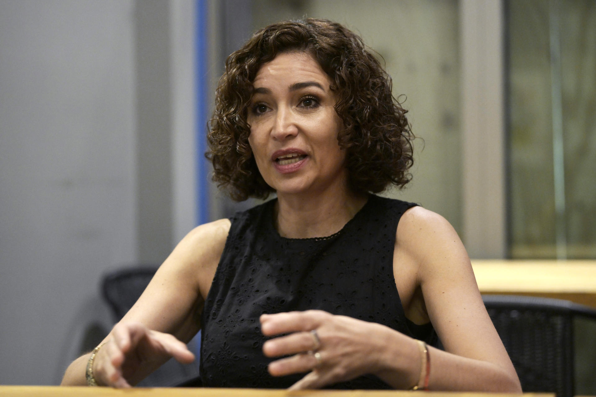 La directora del medio digital Futurock, la periodista y abogada argentina Julia Mengolini, habla durante una entrevista con EFE este viernes, en Washington (EE.UU). EFE/ Lenin Nolly
