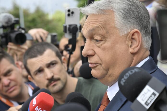 El líder del partido Fidesz y ex primer ministro, Viktor Orbán, habla con la prensa a su llegada al congreso de trabajo del partido de la oposición Fidesz en Budapest. EFE/EPA/Zoltan Mathe
