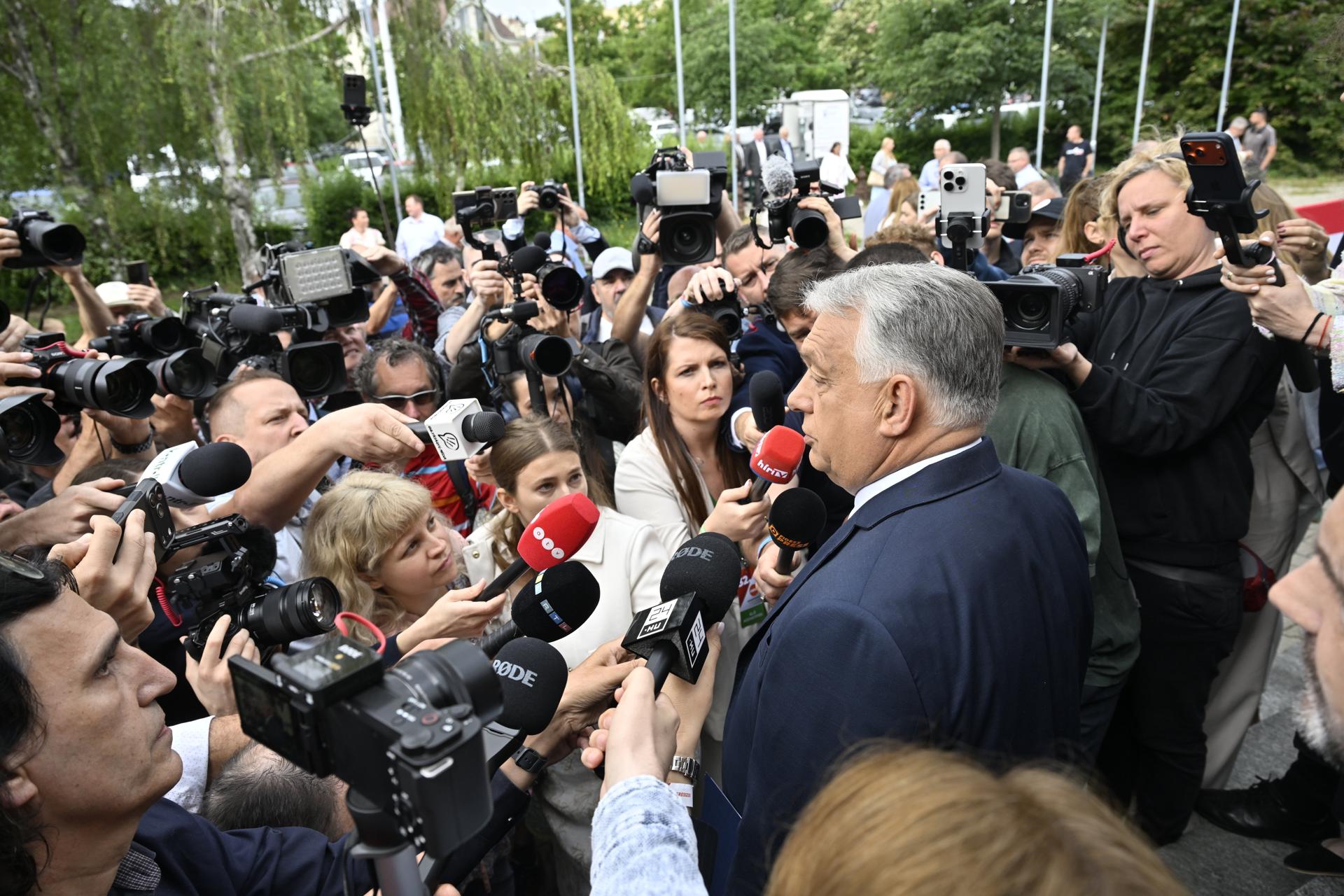 El líder del partido Fidesz y ex primer ministro Viktor Orbán (a la derecha) habla con la prensa a su llegada al congreso de trabajo del partido de la oposición Fidesz. EFE/EPA/Zoltan Mathe