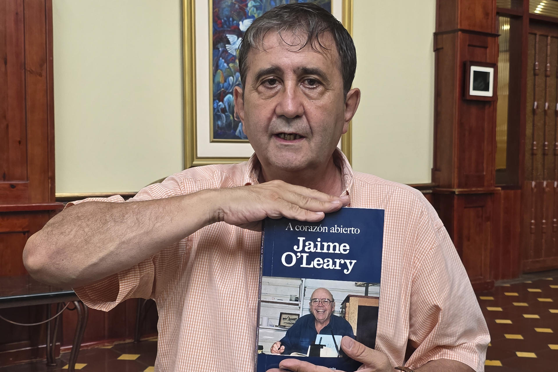 Fotografía del 2 junio de 2026 que muestra al escritor español Alejandro Fernández posando en una entrevista con EFE en San Pedro Sula (Honduras).EFE/ Germán Reyes
