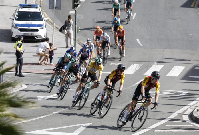 El ciclista del Decathlon CMA CGM Team, Paul Seixas (3d), en foto de archivo de Juan Herrero. EFE
