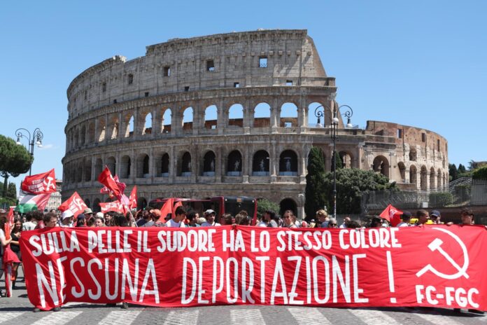 Miembros de la Confederación General Italiana del Trabajo (CGIL), la Asociación Nacional de Partisanos Italianos (ANPI), grupos antifascistas y la red No Kings participan en una protesta en Largo Corrado Ricci, en Roma, Italia, el 13 de junio de 2026 EFE/EPA/EMANUELE VALERI
