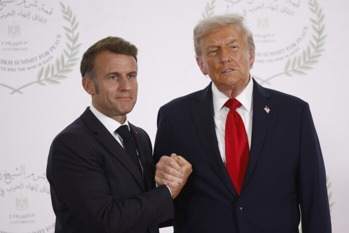 El presidente francés, Emmanuel Macron (izq.), y el presidente de EE.UU., Donald Trump (der.), se dan la mano en la Cumbre de Paz de Gaza en Sharm El-Sheikh, Egipto, el 13 de octubre de 2025. EFE/EPA/YOAN VALAT
