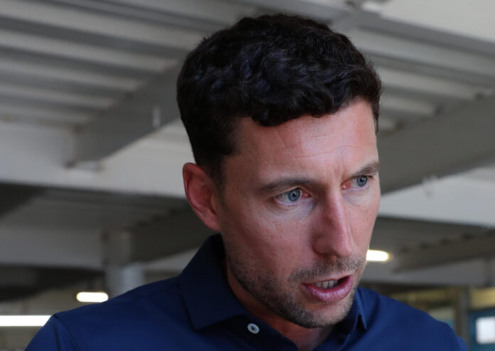 El exfutbolista español Oscar de Marcos habla durante una entrevista con EFE este viernes, en la Ciudad de México (México). EFE/Mario Guzmán
