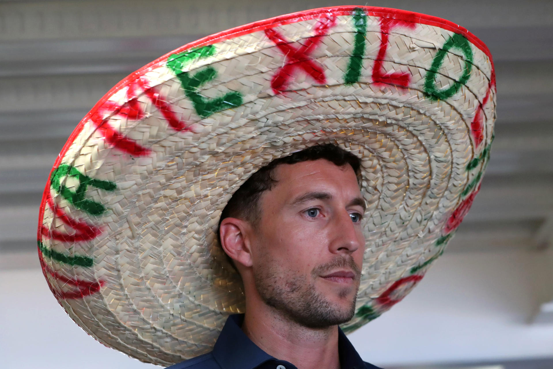 El exfutbolista español Oscar de Marcos posa con un sombrero mexicano durante una entrevista con EFE este viernes, en la Ciudad de México (México). EFE/Mario Guzmán

