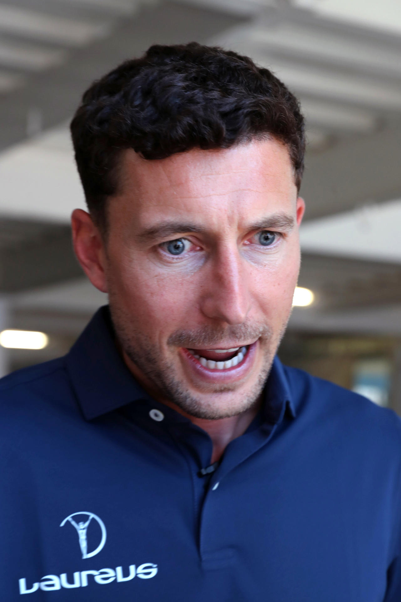 El exfutbolista español Oscar de Marcos habla durante una entrevista con EFE este viernes, en la Ciudad de México (México). EFE/Mario Guzmán
