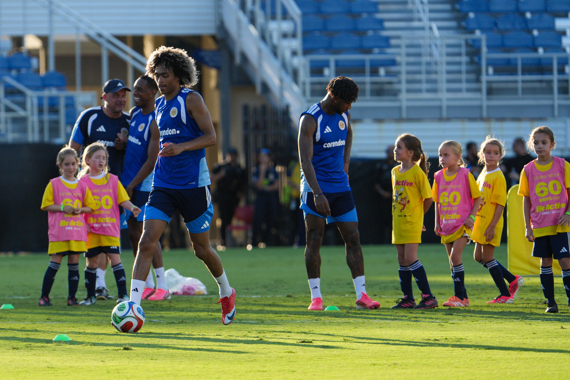 Tahit Chong (i), de la selección de Curazao, entrena en Boca Ratón con un grupo de niñas futbolistas (EE.UU.). EFE/Alberto Boal
