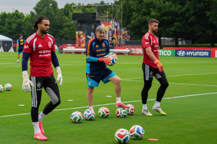 David Raya (i) y Unai Simón (d) de la selección de España participan en un entrenamiento en Chattanooga (EE.UU.). EFE/ Alberto Boal
