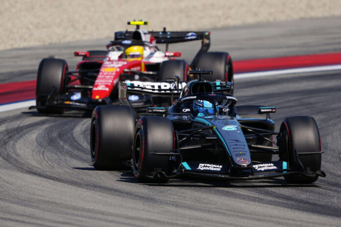 Los pilotos británicos de Fórmula Uno, George Russell, del equipo Mercedes, y Lewis Hamilton de Ferrari , durante la clasificación previa al Gran Premio de Fórmula 1 de Barcelona-Cataluña, este sábado.-  EFE/ Alejandro García
