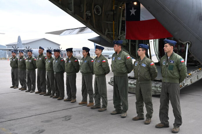 Fotografía cedida este sábado por el Ministerio de Relaciones Exteriores que muestra a integrantes de la Fuerza Aérea de Chile formando antes de llevar ayuda humanitaria para Bolivia en el Grupo de Aviación N° 10, en Santiago (Chile). EFE/ Ministerio De Relaciones Exteriores
