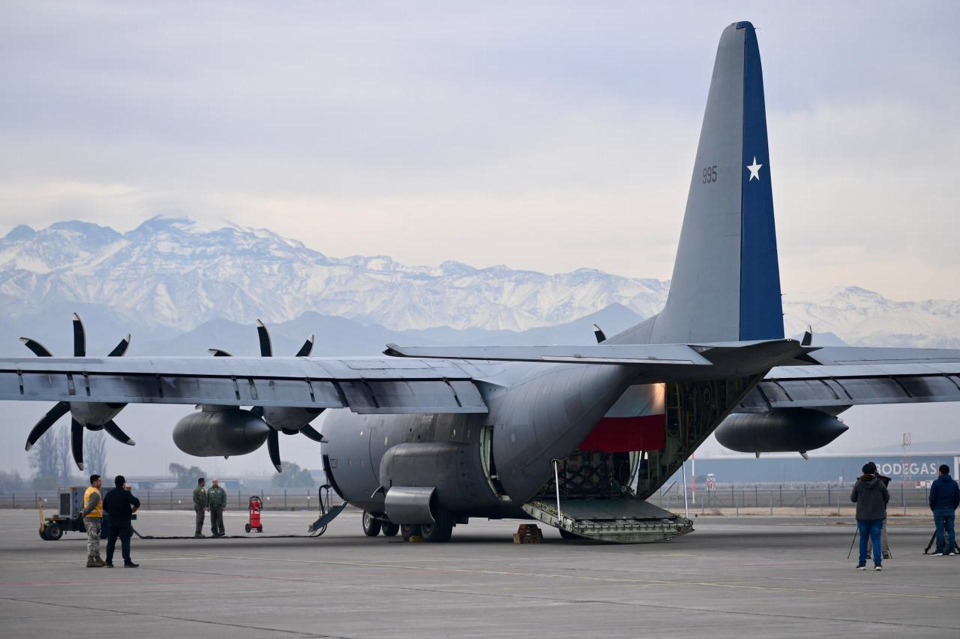 Fotografía cedida este sábado por el Ministerio de Relaciones Exteriores que muestra un avión perteneciente a la Fuerza Aérea de Chile cargado con ayuda humanitaria destinada a Bolivia en el Grupo de Aviación N° 10, en Santiago (Chile). EFE/ Ministerio De Relaciones Exteriores