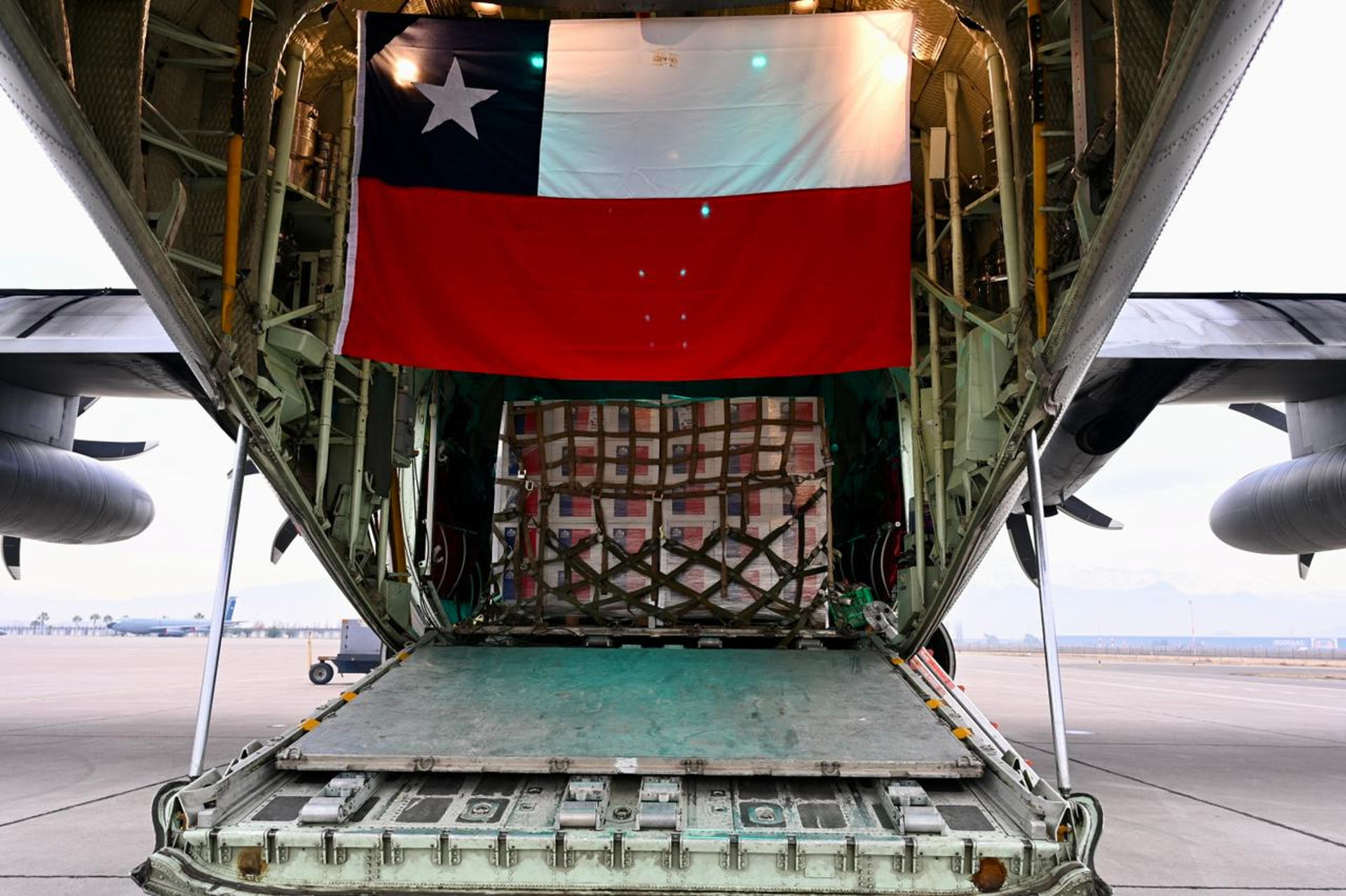 Fotografía cedida este sábado por el Ministerio de Relaciones Exteriores que muestra un avión perteneciente a la Fuerza Aérea de Chile cargado con ayuda humanitaria destinada a Bolivia en el Grupo de Aviación N° 10, en Santiago (Chile). EFE/ Ministerio de Relaciones Exteriores