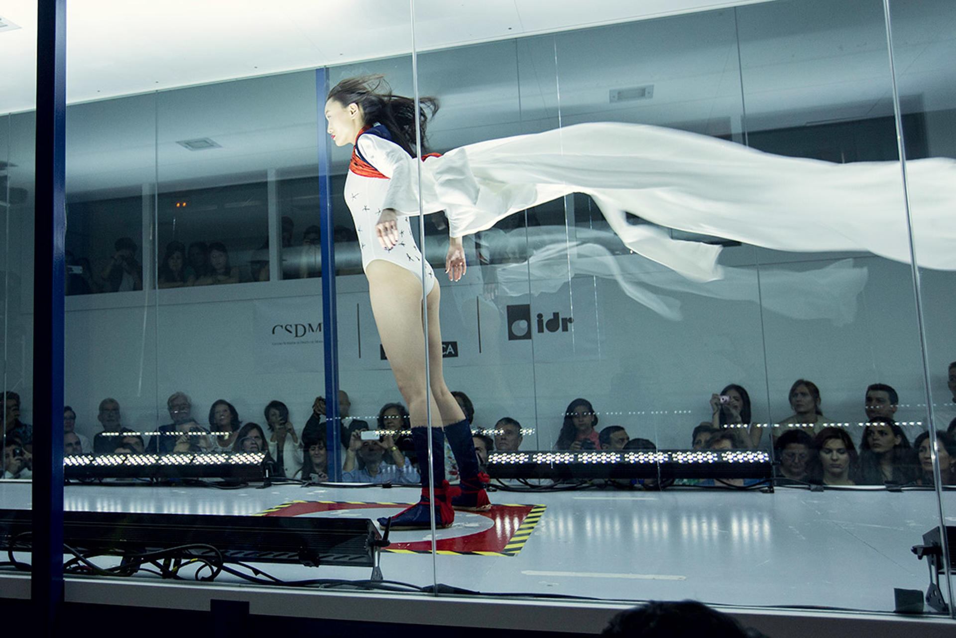 Desfile en el túnel de viento del Instituto Universitario de Microgravedad "Ignacio da Riva", ubicado en el Campus de Montegancedo. El Centro Superior de Diseño de Moda, adscrito a la Universidad Politécnica de Madrid (UPM) y que imparte grado, doctorado y máster a los futuros talentos del diseño, celebra sus 40 años en una nueva ubicación, en el histórico edificio que tiene la universidad en el parque del Retiro. EFE/MakuLopez
