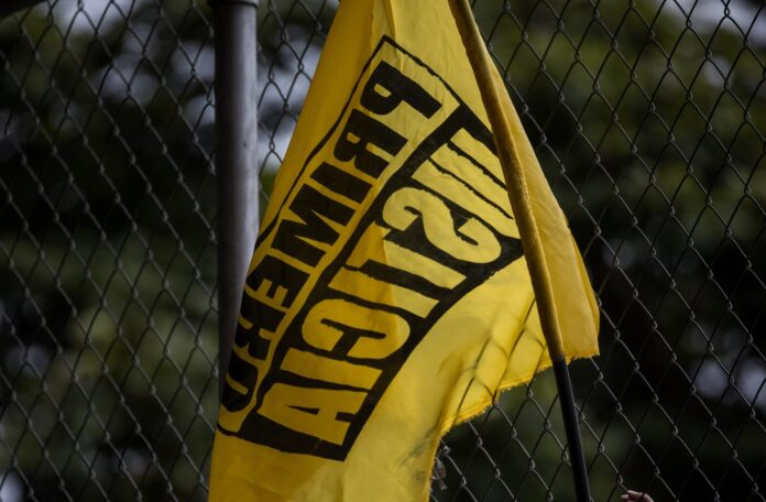 Fotografía de archivo del detalle de una bandera del partido político venezolano, Primero Justicia, en Caracas (Venezuela). EFE/Miguel Gutiérrez
