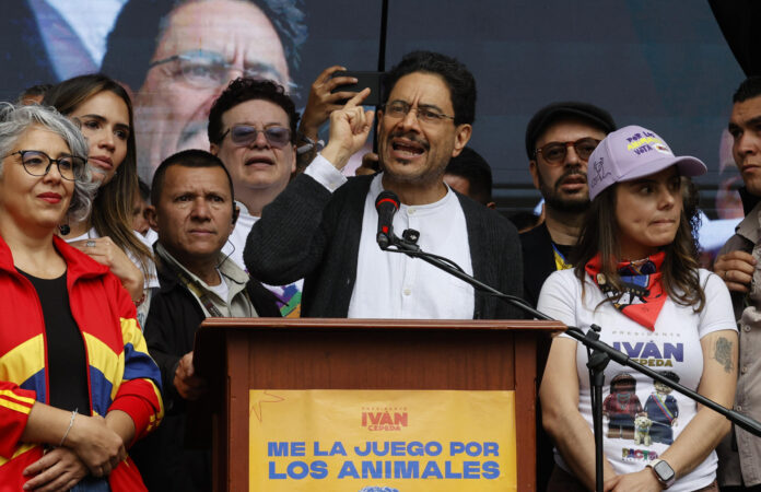 El candidato de izquierda a la Presidencia de Colombia, Iván Cepeda (c-d), fue captado este 13 de junio, durante un acto proselitista, en Bogotá (Colombia). EFE/Mauricio Dueñas
