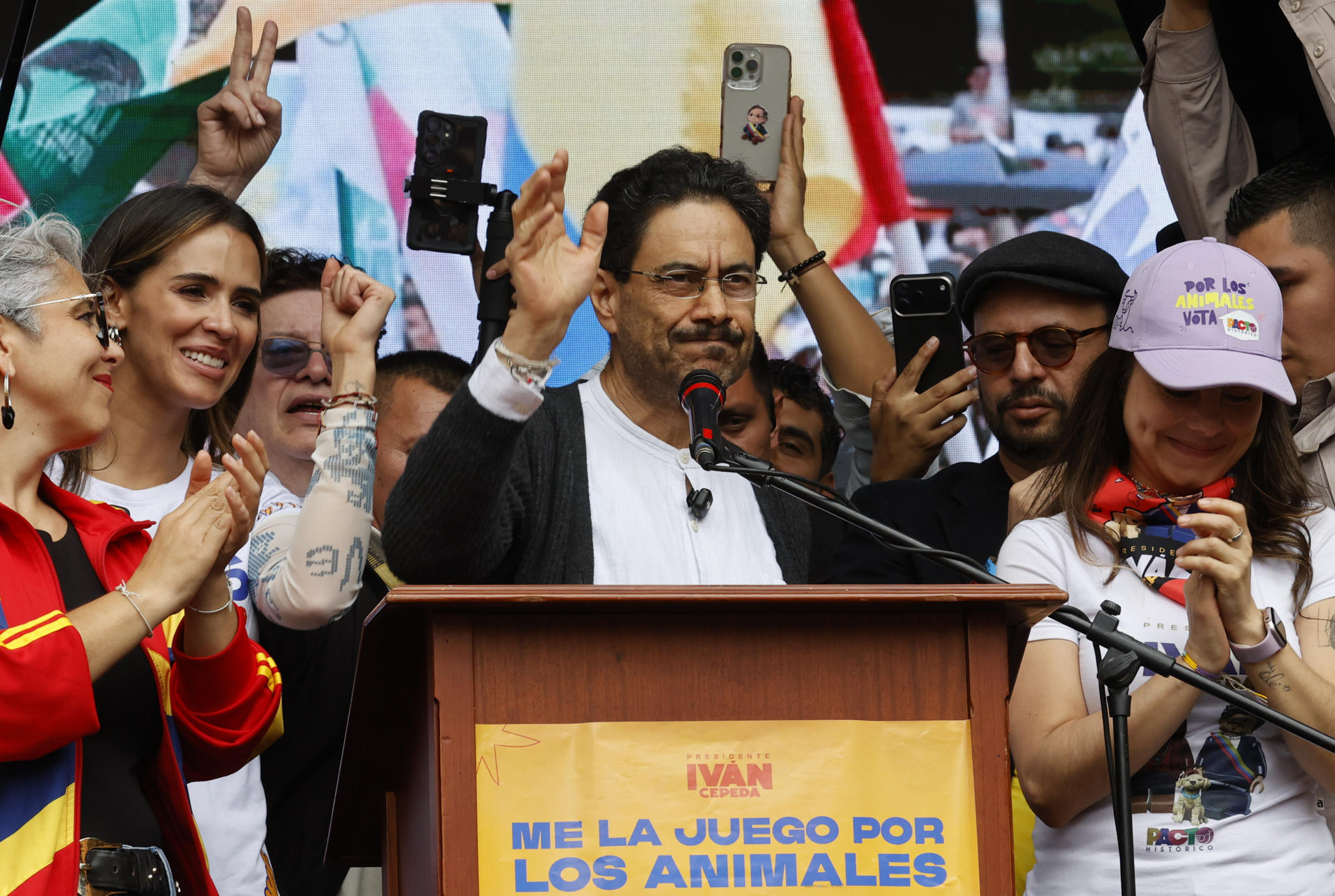 El candidato de izquierda a la Presidencia de Colombia, Iván Cepeda (c), fue captado este 13 de junio, durante un acto proselitista, en Bogotá (Colombia). EFE/Mauricio Dueñas
