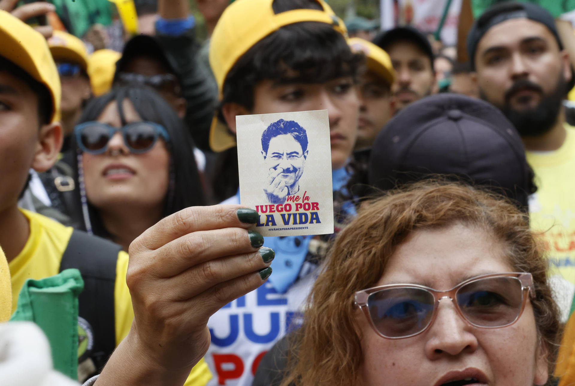 Seguidores del candidato de izquierda a la Presidencia de Colombia, Iván Cepeda, fueron captado este 13 de junio, durante un acto proselitista, en Bogotá (Colombia). EFE/Mauricio Dueñas
