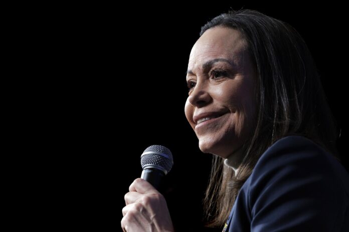 Fotografía de archivo en la que se captó a la líder opositora venezolana y Premio Nobel de Paz 2025, María Corina Machado, durante una conferencia, en Washington DC (EE.UU.). EFE/Will Olíver
