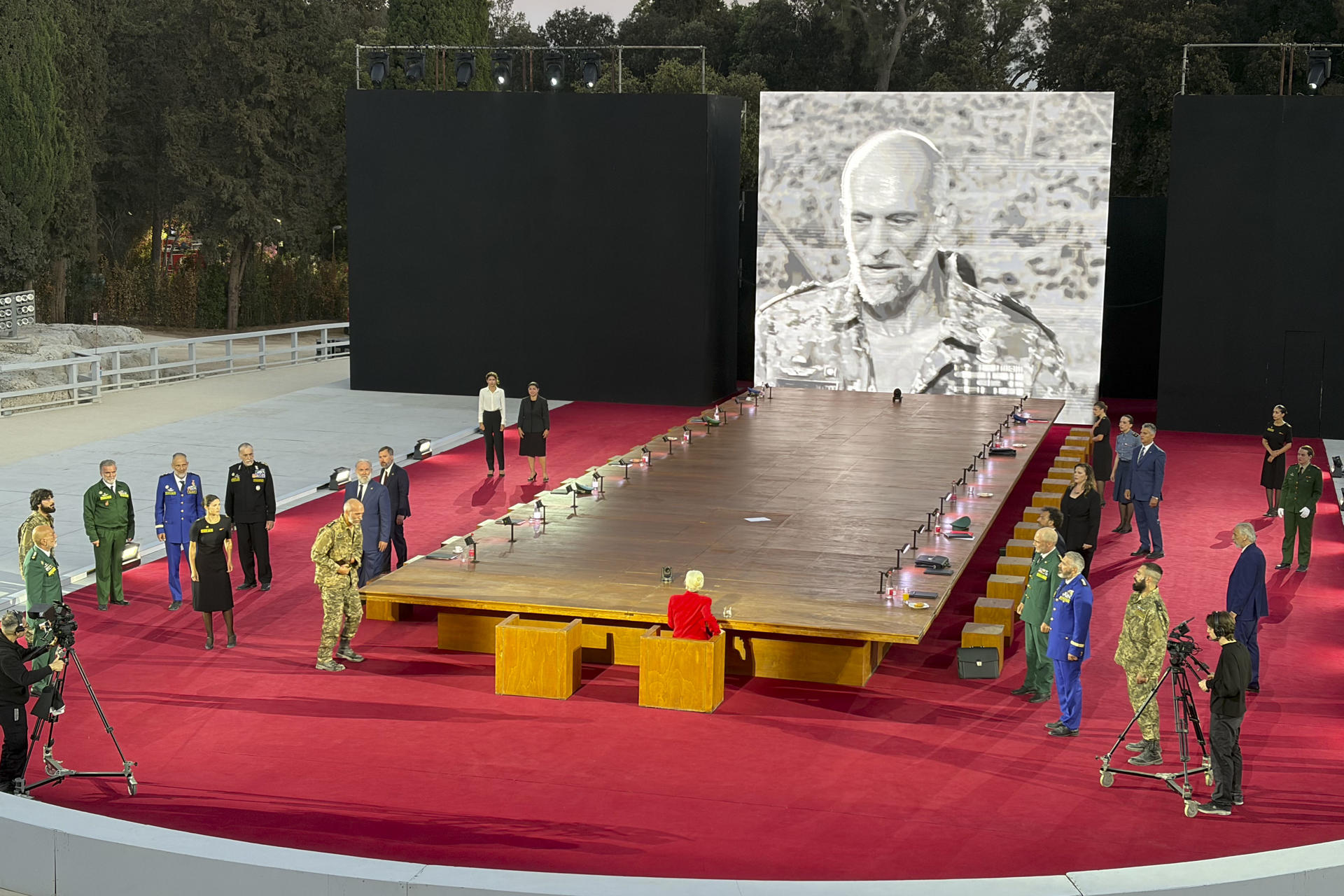 Vista general de la escenografía usada en la adaptación de la obra dramatúrgica los ‘Persas’, de Esquilo, dirigida por el español Àlex Ollé, en el teatro griego de Siracusa, en Sicilia (Italia). EFE/Gonzalo Sánchez