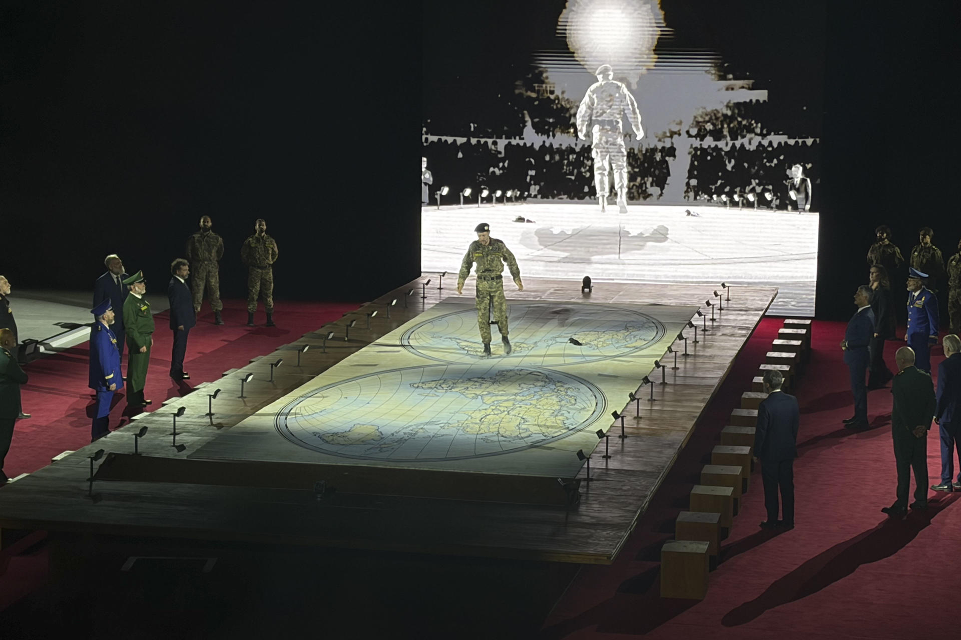 Vista general de la escenografía usada en la adaptación de la obra dramatúrgica los ‘Persas’, de Esquilo, dirigida por el español Àlex Ollé, en el teatro griego de Siracusa, en Sicilia (Italia). EFE/Gonzalo Sánchez