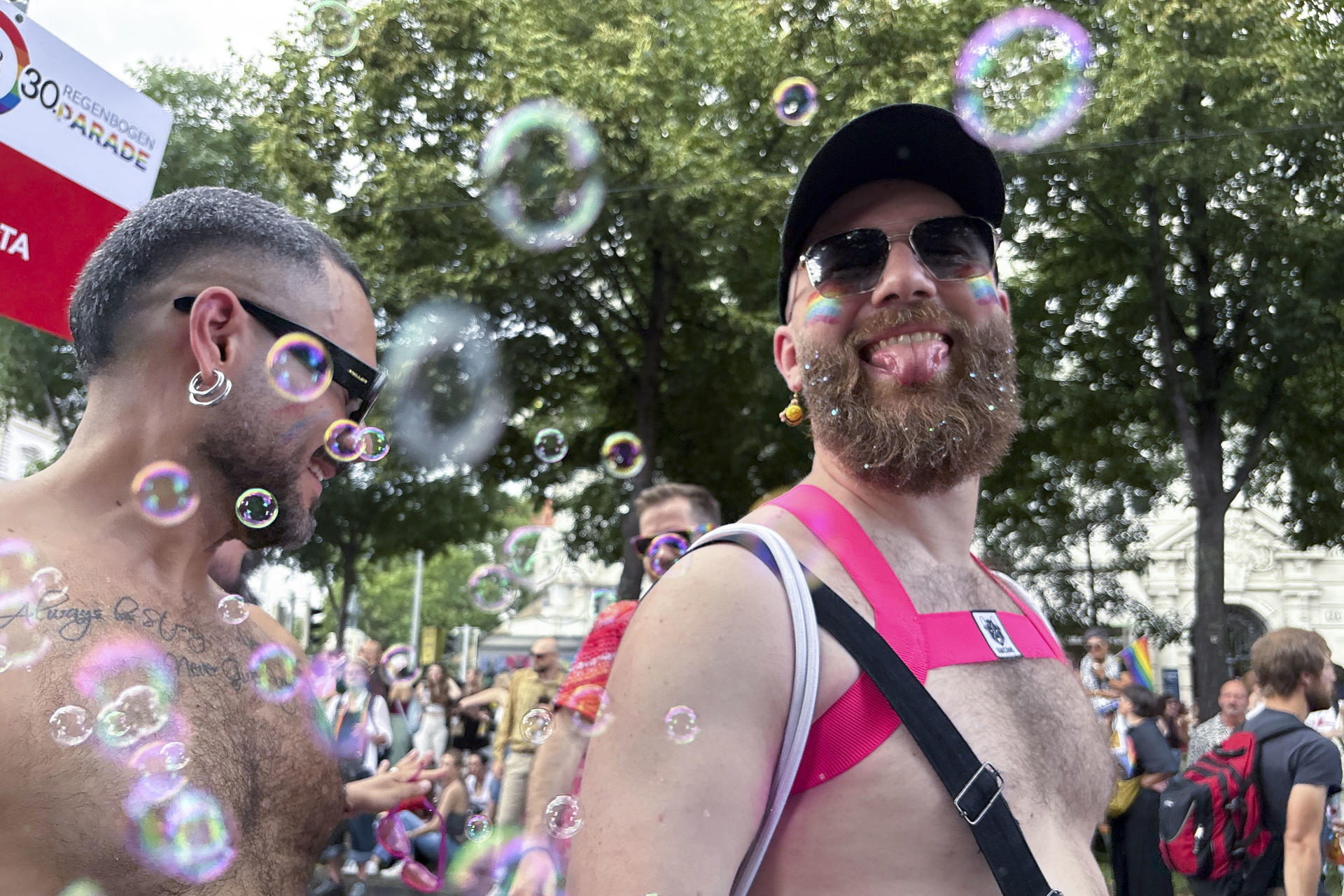 Viena celebra el día del Orgullo Gay con su 30 marcha por los derechos del colectivo LGBTIQ+, este sábado. EFE/Núria Morchón
